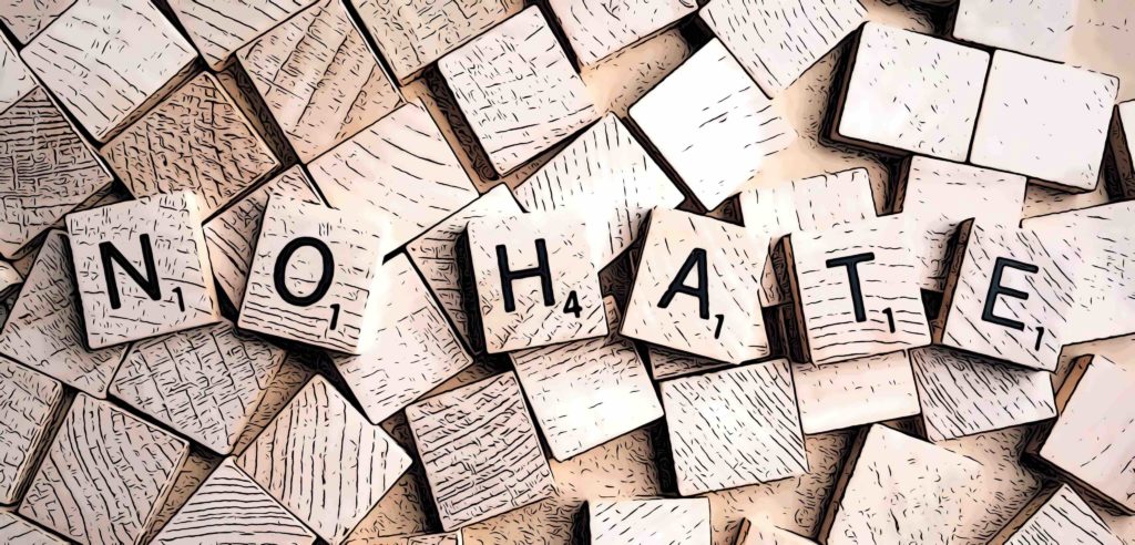Scribble-Steine zeigen den Begriff "No Hate"